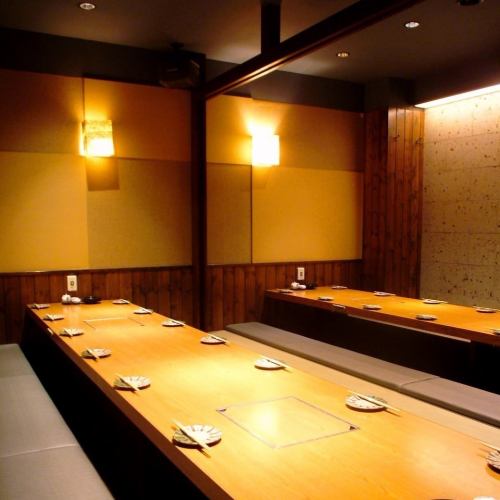 A banquet room with sunken kotatsu seating for 30 people.Spacious private rooms are also available for class reunions.