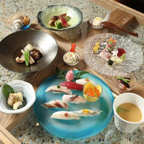 【当店自慢の極上鮨】舞鶴の贅沢な海の幸と季節の味覚を心ゆくまで堪能できるサカナテラスコースです