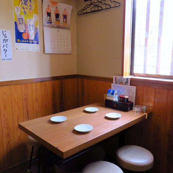 当店は賑やかな雰囲気が広がっており楽しく時間を過ごすことが出来ます♪テーブル席からカウンター席までございますのでお一人様から友達や同僚などのグループでの利用と幅広いシーンでご利用頂けます！京王線中川原駅から徒歩2分と駅チカなので、帰り道にぜひお立ち寄りくださ！