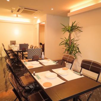 This table seats eight people and offers plenty of space.The relaxed atmosphere makes it an ideal place to dine with family and friends.The restaurant has a sophisticated and modern design, and is a space where you can enjoy pleasant conversation while eating your meal.