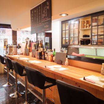 The counter seats are a relaxing space where you can feel the warmth of wood.You can enjoy a special experience as you watch the food being cooked right before your eyes and have lively conversation with the chef.There is a wide selection of alcoholic drinks available, and you can savour delicious food while soaking up the Japanese atmosphere. This seating is also recommended for solo diners.