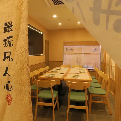 <p>2階フロアは、20名様から最大35名様までの貸切でのご利用に対応しております！ワンフロアを贅沢に独占できるため、会社のご宴会や地域のお集まり、打ち上げなど、周囲を気にすることなく一体感のある賑やかなパーティをお楽しみいただけます。ご希望の際は、店舗までぜひお気軽にご相談くださいませ。</p>