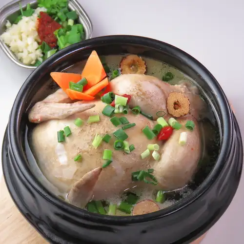 【要予約】高麗人参の香りと鶏の旨味が凝縮！栄養満点で心も体も温まる大人気サムゲタン