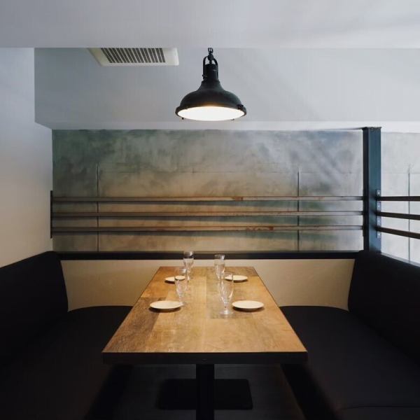 [The open-ceiling space and glass walls create a sense of openness] The first floor has counter and table seating, creating a sophisticated, relaxed space with a mature atmosphere.It is suitable for small groups, so it is perfect for solo diners, dates, lunches, etc.
