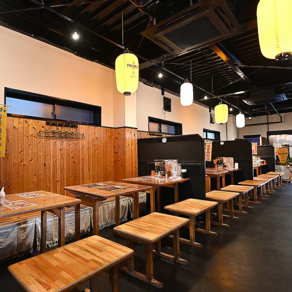 [Enjoy a relaxing meal ♪] The interior is chic with the warmth of wood and black, and we have spacious table seats! Recommended for lunch time, drinking parties, and meals. Of course, we welcome you to come to our store by yourself ☆ Please enjoy our special champon.