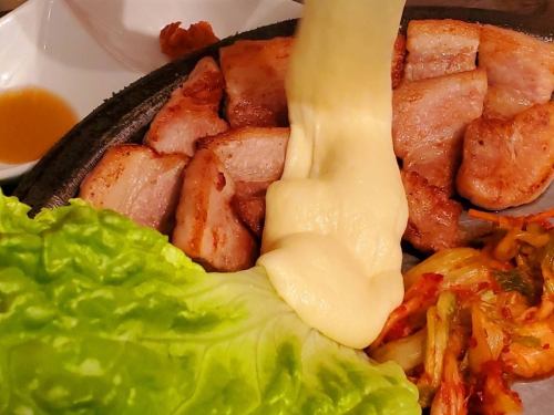 A staple of Korean cuisine! Teppanyaki grilled meat with melty cheese!