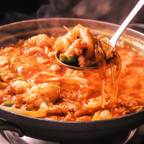 【人気の韓国海鮮もつ鍋】旨い×辛いのダブルパンチ！中毒性のある旨さで話題沸騰＜タコ鍋-ナッコプセ-＞