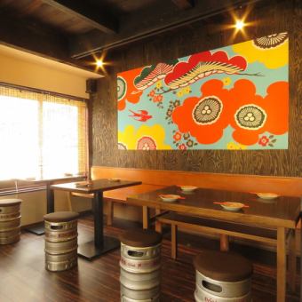 可供2至4人使用的餐桌椅。您可以享受冲绳旅行的氛围，例如以一桶Orion啤酒为椅子的内饰。