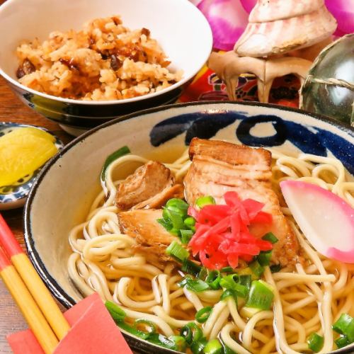 可以品嚐沖繩豬肉排骨``蕎麥麵''的蕎麥麵！