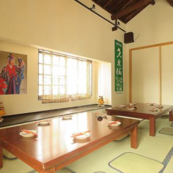 2樓設有一個可容納30人的榻榻米房間。從小飯到宴會，請在可以感受到沖繩的微風的餐廳度過美好的時光♪