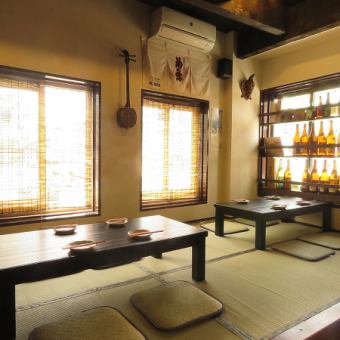 1楼有一个可供4人使用的榻榻米房间，以及可供2至4人使用的桌子座位。在充满冲绳风情的餐厅里品尝泡盛，啤酒和冲绳经典菜单。