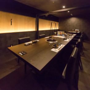 個室席はモダンで洗練されたデザインが特徴で、落ち着いた色調の壁と高級感のある木製テーブルが、特別な食事の場を演出します。各テーブルには専用の焼肉グリルが備わっており、友人や家族と一緒に楽しいひとときを過ごすのに最適です。仲間と一緒にぜひご利用ください。