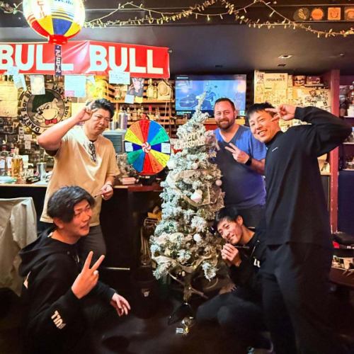 Good evening! This is Darts Bar BULL 🙂↕️
It's already December already...
It's been extremely cold lately due to the cold wave, but we're open and healthy, refusing to give in to colds and the flu!
The Christmas tree everyone has been waiting for has appeared in BULL again this year!!🎄🌟
A photo with a regular customer of BULL and a German darts player 📸
Maybe Santa will come somewhere!
🎅🏻🎄.*
Announcement - ̗̀📣
Hibiki will be graduating on Friday, December 12th 🍀
If you'd like, please come and see the smiles and energy at the end ( ¨̮ )
We are open today with a lively and energetic voice!
The ground is rough so please be careful when you come ♡ིྀ
#DartsBurble
#darts bar
#KatamachiDarts
#Kanazawa Darts
#Ishikawa Darts
Katamachi Nightlife
Kanazawa Nightlife
I like darts
Darts with friends
Improve your darts skills
Darts beginner
Kanazawa Bar
Katamachi Bar
Darts Community
Darts Girls
Boys' Darts
Darts practice
Kanazawa Smoking
Katamachi Smoking
Kanazawa Sports Bar
Have fun in Katamachi
Kanazawa Night