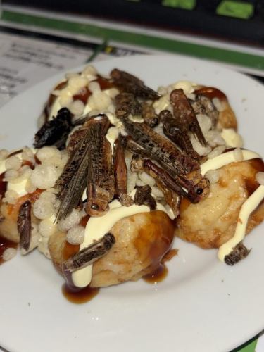 みなさんこんばんわ〜！！！ダーツバーブルです！
最近雪も少なくなってきて過ごしやすくなってきましたね〜！！😆

こちら究極の罰ゲームデスソースたこ焼きバッタのせとなっております！！大盛り上がりとなる罰ゲームとなっております！是非皆様お試しください🤣🤣
遂に明日待ちに待ったバレンタインです💘
たくさんのチョコとたくさんのご来店お待ちしております。

2月17日火曜日ダーツバーブル、バレット合同の笑顔研修となっておりますので誠に勝手ながらお休みとさせていただきます。ご理解のほどよろしくお願いいたします。

#ダーツバーブル
#ダーツバー
#片町ダーツ
#金沢ダーツ
#石川ダーツ
片町ナイトライフ
金沢ナイトライフ
ダーツ好き
友達とダーツ
ダーツ上達
ダーツ初心者
金沢バー
片町バー
ダーツコミュニティ
ダーツ女子
ダーツ男子
ダーツ練習
金沢喫煙
片町喫煙
金沢スポーツバー
片町で遊ぶ
金沢の夜