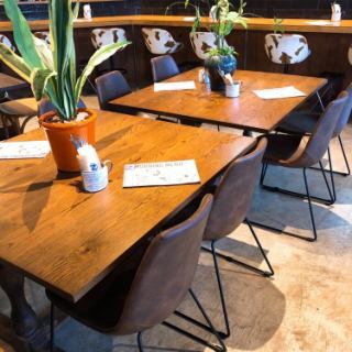 The table can be combined to accommodate a large number of people! The leather chairs are fashionable!