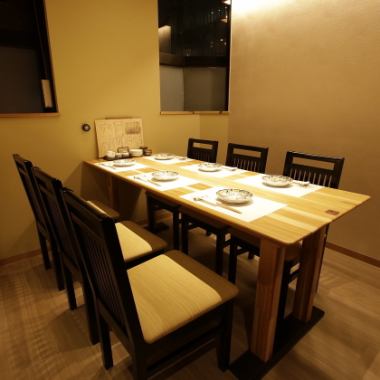 A stylish private room that can accommodate up to 6 people!In addition to business and entertainment, it is also recommended for meetings, dates, and meals with family and relatives.The tatami seating allows you to stretch your legs. You can relax and enjoy your time with delicious, fresh fish dishes and high-quality private room seating! Please feel free to contact us if you have any questions.