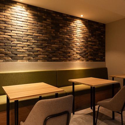 北12条駅より徒歩3分に位置する当店は、シックで落ち着いた空間が魅力のカジュアルフレンチレストラン。店内は洗練された雰囲気で、友人とのディナーやデートに最適。契約農家直送の旬菜を活かした本格的な料理をリーズナブルにお楽しみいただけます。ゆったりと流れる時間の中で、心もお腹も満たされる素敵な一時を是非。