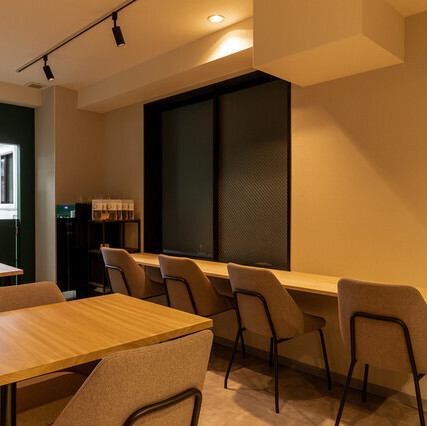 <p>一級建築士が手掛けたシックで上質な内装デザインが自慢です。カウンター席4席とテーブル席10席をご用意しており、多様なシーンに対応いたします。温かみのある照明と落ち着いた色彩が、居心地の良い雰囲気を醸し出しています。洗練された空間の中で、契約農家直送の旬菜フレンチを心ゆくまでお楽しみください。</p>