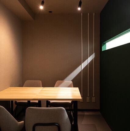 店内には2名様から4名様までご利用いただける半個室をご用意しており、周囲を気にせずゆったりとお過ごしいただけます。大切な方との記念日や会食に最適な落ち着いた雰囲気です。また、10名様から18名様までの貸切利用のご相談も承っております。特別な日やパーティーにも、洗練された空間をぜひご活用ください。