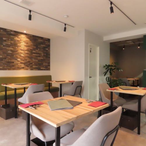 テーブル2名席を5席ご用意しております。デートなどの大切なお日にちに是非ご利用下さい。