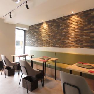 当店の2名掛けテーブルはゆったり座れるソファー席を多数完備しております。