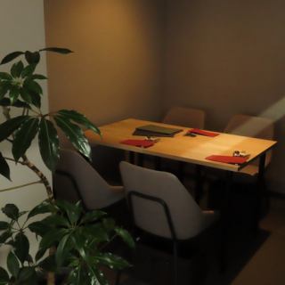 4名掛けテーブルを1席ご用意しております。ご家族でのお食事や女子会など幅広いシーンでご利用いただけます。