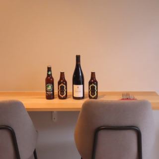 当店ではカウンターのお席を4席ご用意しております。