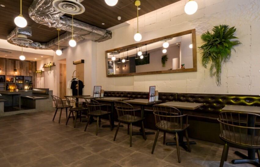 昼と夜で表情を変える店内。明るい昼は開放感ある雰囲気、夜は照明を落として大人の空間に。時間帯ごとに違う魅力を味わえる、まるで二つの顔をもつお店です。ぜひ一度この変化を体験してみてください！