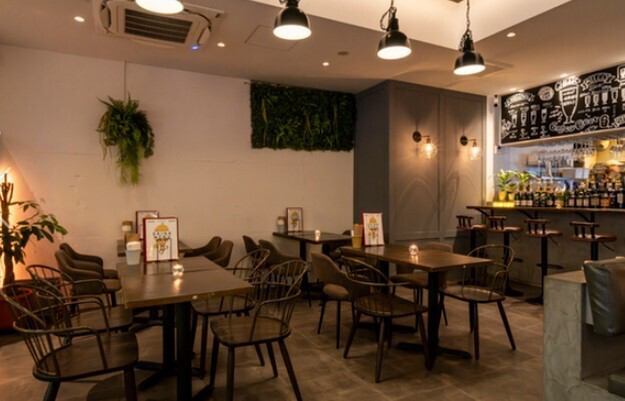 店内でもなかなか珍しいソファー席は、ゆったりと腰を沈めてくつろげる人気の特等席。落ち着いた雰囲気の中で、デートや女子会、ご家族での食事など、どんなシーンにもぴったり。心地よい時間をお過ごしいただけます。