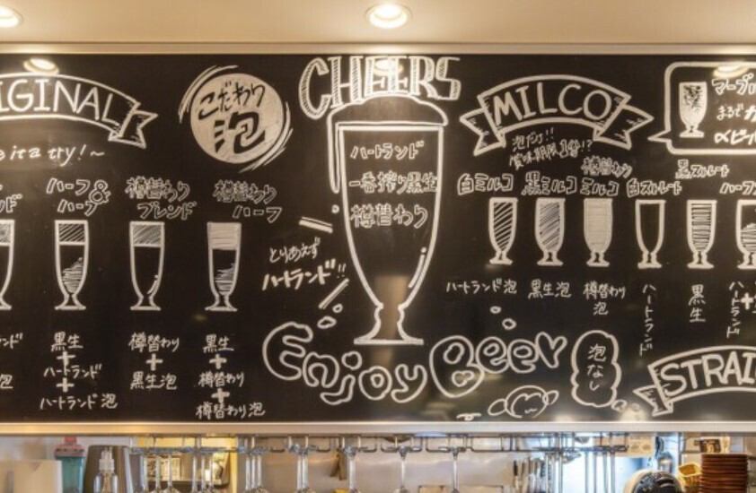 テーブル席とカウンター席をご用意。落ち着いた空間で、デートや会食はもちろん、お一人様でも気兼ねなくご利用いただけます。シーンを選ばず心地よく過ごせるのが当店の魅力です。