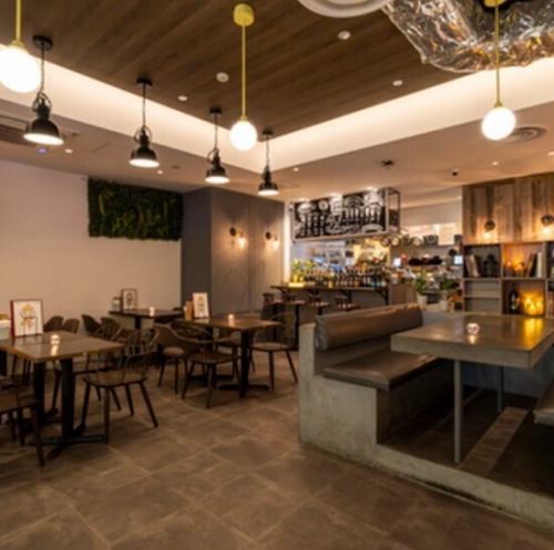 【昼と夜で表情を変える店内】