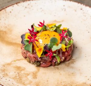 和牛のタルタル～卵黄とスパイシーマスタード～