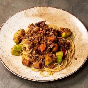 和牛の牛すじと香味野菜のたっぷりミートソース