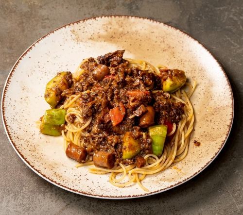 和牛の牛すじと香味野菜のミートソースパスタ