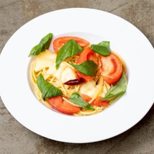 トマトとアンチョビ、ステッペンチーズのペペロンチーノ