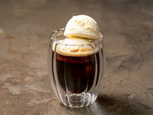 大人のクリームソーダ (黒ビール×バニラアイス)