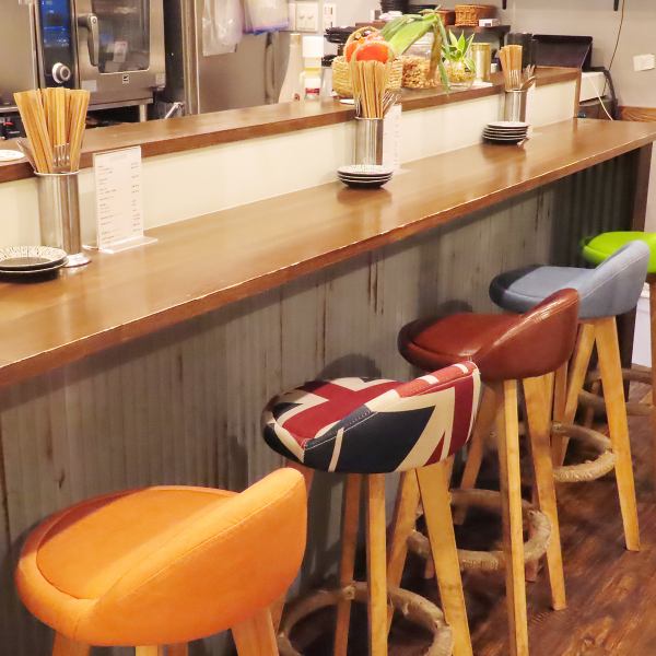 カウンター席のカラフルな椅子が店内を彩ります。お一人でも、お二人でも、小さな店内だからこそできるきめ細やかなサービスで、楽しいひとときをお約束します◎お気軽にお越しください！