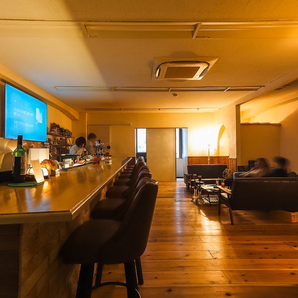 店内に完備されたモニターでは、スポーツ観戦はもちろん、動画の持ち込みによるサプライズ上映も可能です。大切な方へのメッセージを流すなど、思い出に残るひとときを彩ります。半個室のようなプライベート感のあるお席もご用意しており、周囲を気にせず仲間内での賑やかなパーティーや映像鑑賞をお楽しみいただけます。