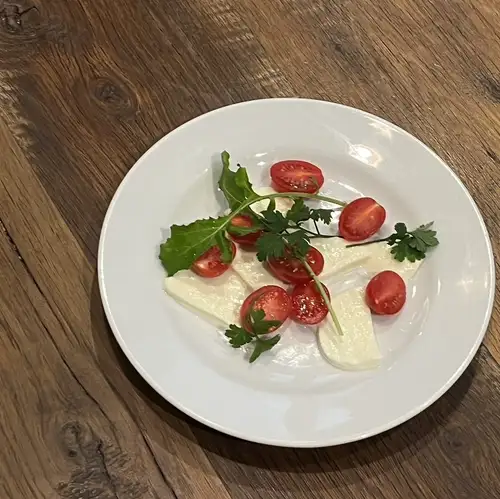 [A la carte menu] Tomato and mozzarella caprese (to share)