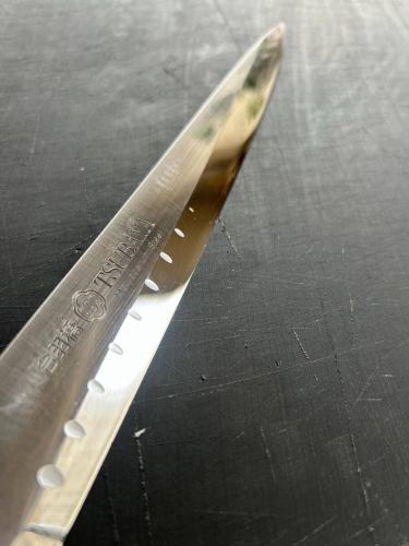 After all, a sharp knife feels good to use 😆
The sharpness of the knife also affects the taste.
And the texture too.
Even if you can't tell if something tastes better just because the knives are different, we are particular about creating delicious food, even in ways that customers won't be able to tell are different.
I want to pay attention to those things too!
This is a knife I bought when I started working part-time at a vocational school.
I've been using it for about 18 years and sharpening it, so it has become much smaller in width and length.
#Asymmetry
#Tachikawa Gourmet
#TokyoFrench
#Homegrown edible flowers
#Green Springs #Showa Memorial Park #5-minute walk from Tachikawa Station