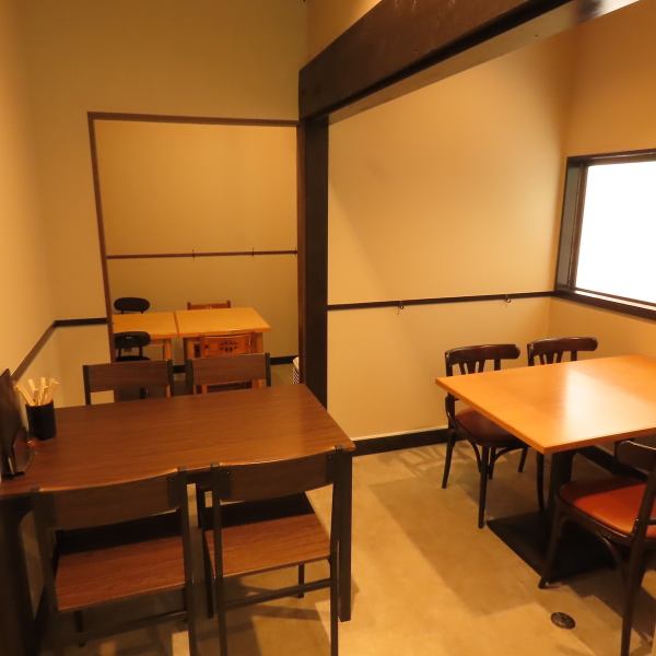 【記念日や接待などにも利用可能/半個室あり】半個室テーブル席は、気兼ねなく過ごせる落ち着いた空間をご提供しています。地元の友人との久しぶりの再会や、食事会にぴったりなプライベートな雰囲気が魅力です。周囲を気にせず、心ゆくまで会話を楽しみながら、美味しい料理を味わえる特別な時間をお過ごしください。