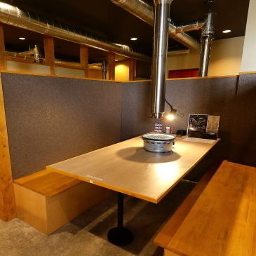 テーブル席は4名様席と6名様席のご用意がございます。ご友人や会社の少人数宴会やデートなどに最適なお席となっております。是非当店自慢の焼肉をお楽しみください！