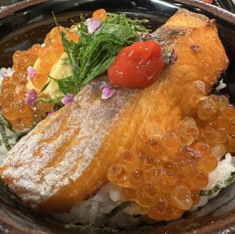 鮭魚和鮭魚籽蓋飯