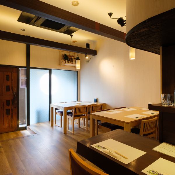 店内は、明るく清潔感のある白を基調とした落ち着く空間。小さなお店ながら開放感の感じられる空間は、会社の飲み会・ご友人同士の食事・ご家族でのご来店・団体様のご宴会...などシーンを選ばず多彩なニーズにお応えいたします！貸切も承っておりますので、ご予算や人数などお気軽にお問い合わせください。