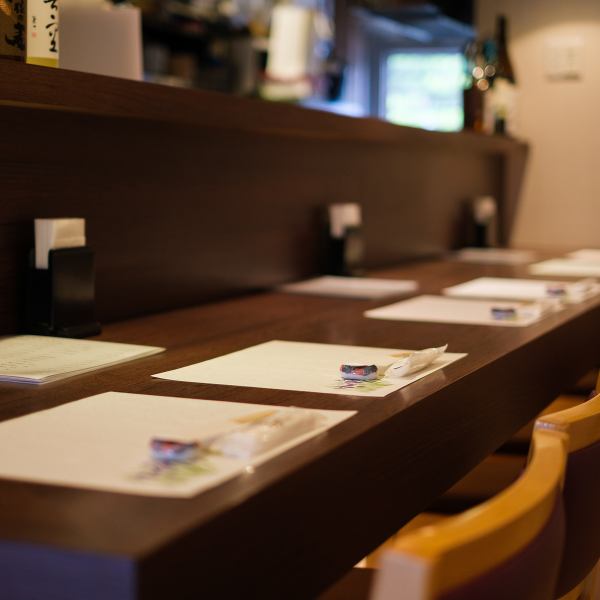 お一人様やデート、ご夫婦でのご来店にも最適なカウンター席もご用意しております。美味しい料理を肴に、ちょっと1杯飲みたいときにもお気軽にお越しいただけます◎食材からお水、調味料にいたるまでこだわり抜いた自慢のお料理を心ゆくまでお楽しみください！皆様のご来店を、心からお待ちしております。