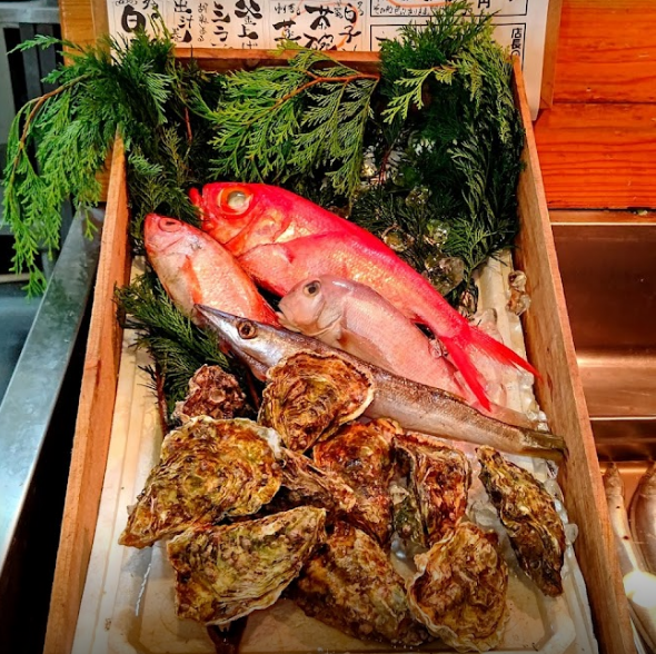 店内中央のワゴンには本日の新鮮な魚介をご用意。