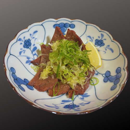 Thick-cut grilled beef tongue with green onions and salt