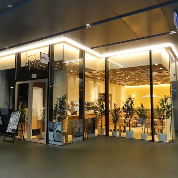 当店は、久屋大通駅・栄駅からのアクセスも抜群の栄ブロッサB1Fにございます。デート・女子会・ご家族で、pasta家自慢のメニューの数々をご堪能ください♪