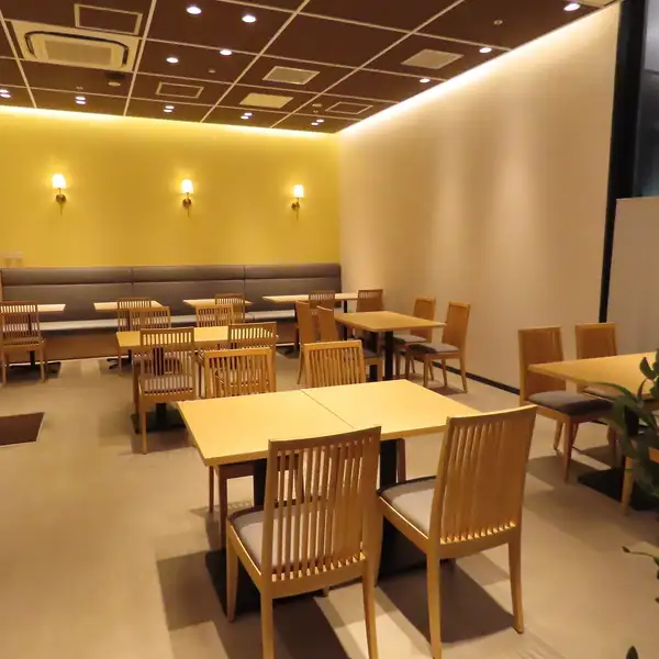 店内はお客様にゆったりとおくつろぎいただけるように、余裕を持ったレイアウトになっております。素敵なお食事の時間を、ゆったりとお過ごしください。