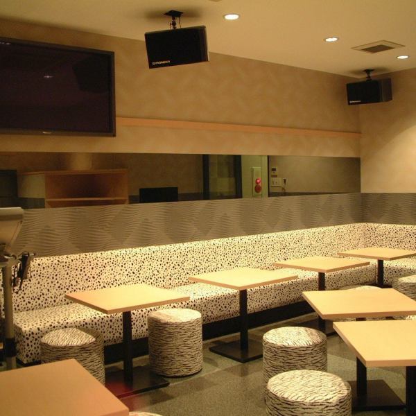 最大60名様まで収容可能です。カラオケ&ステージ付の部屋です。大人数もお任せ！